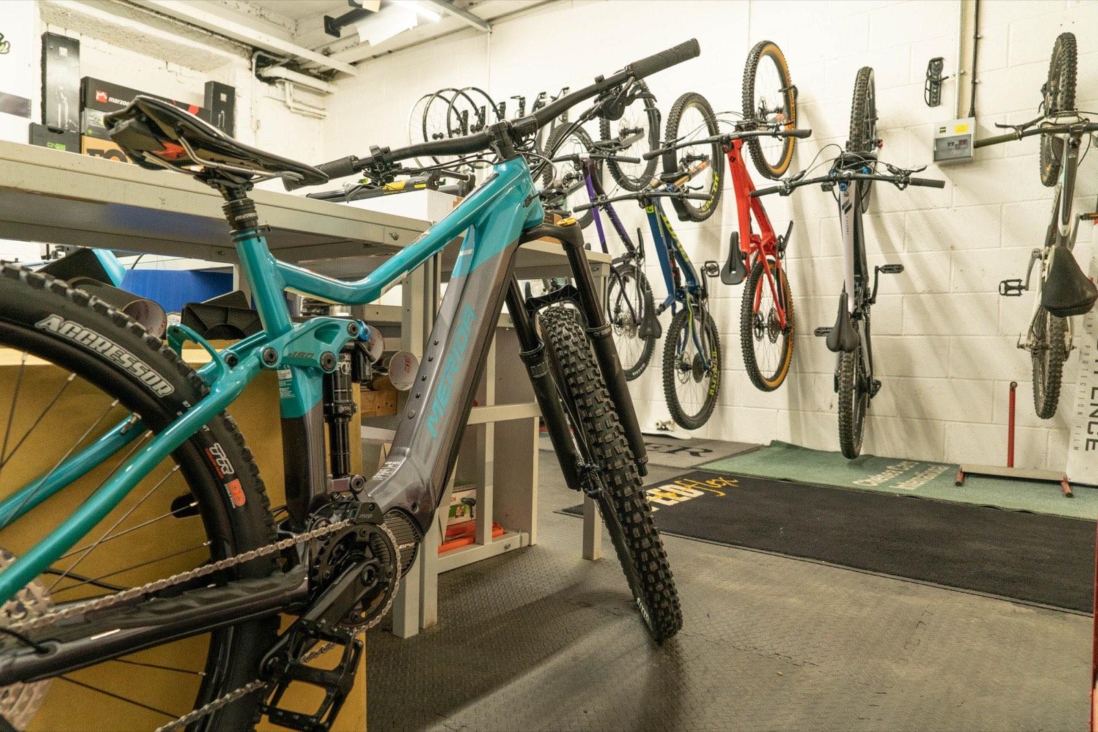Werkplaats met fietsen aan de reparatiestandaard
