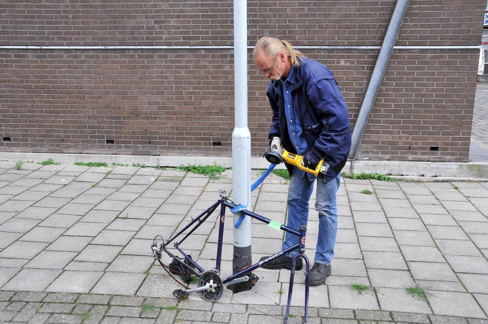 Fiets die met een spons wordt gewassen