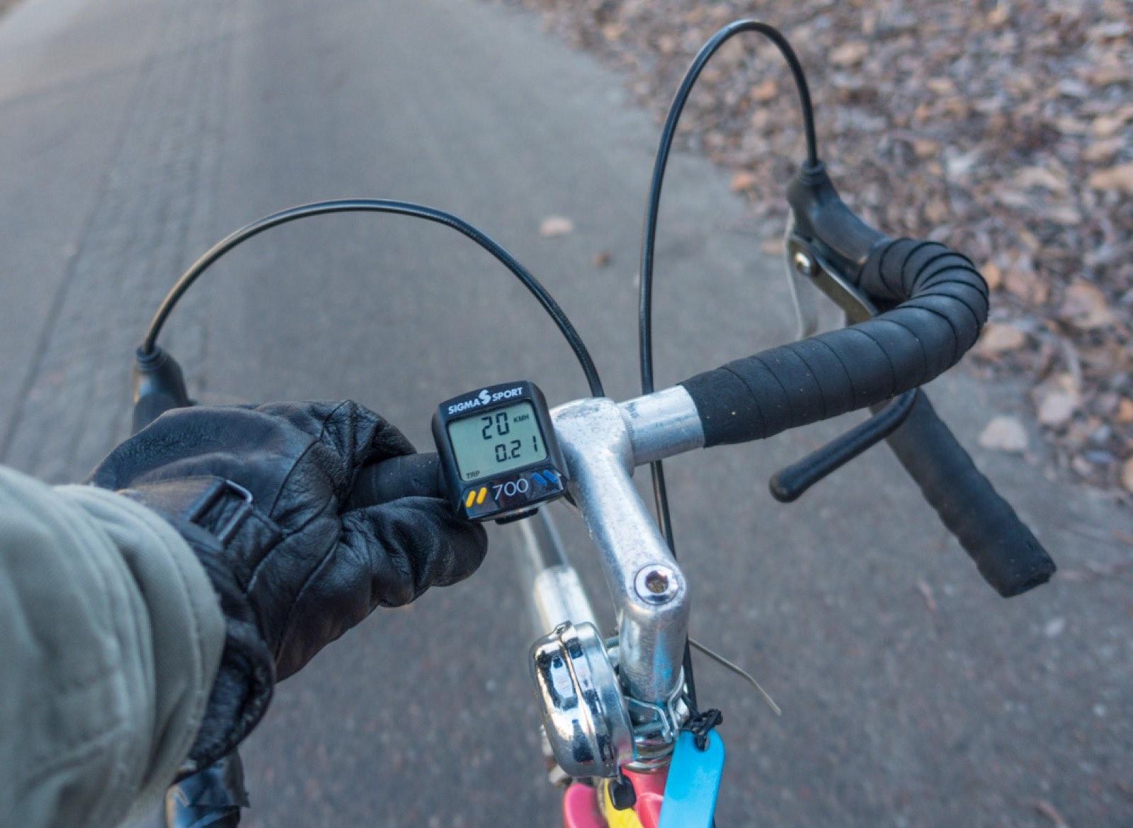 Fietscomputer gemonteerd op het stuur