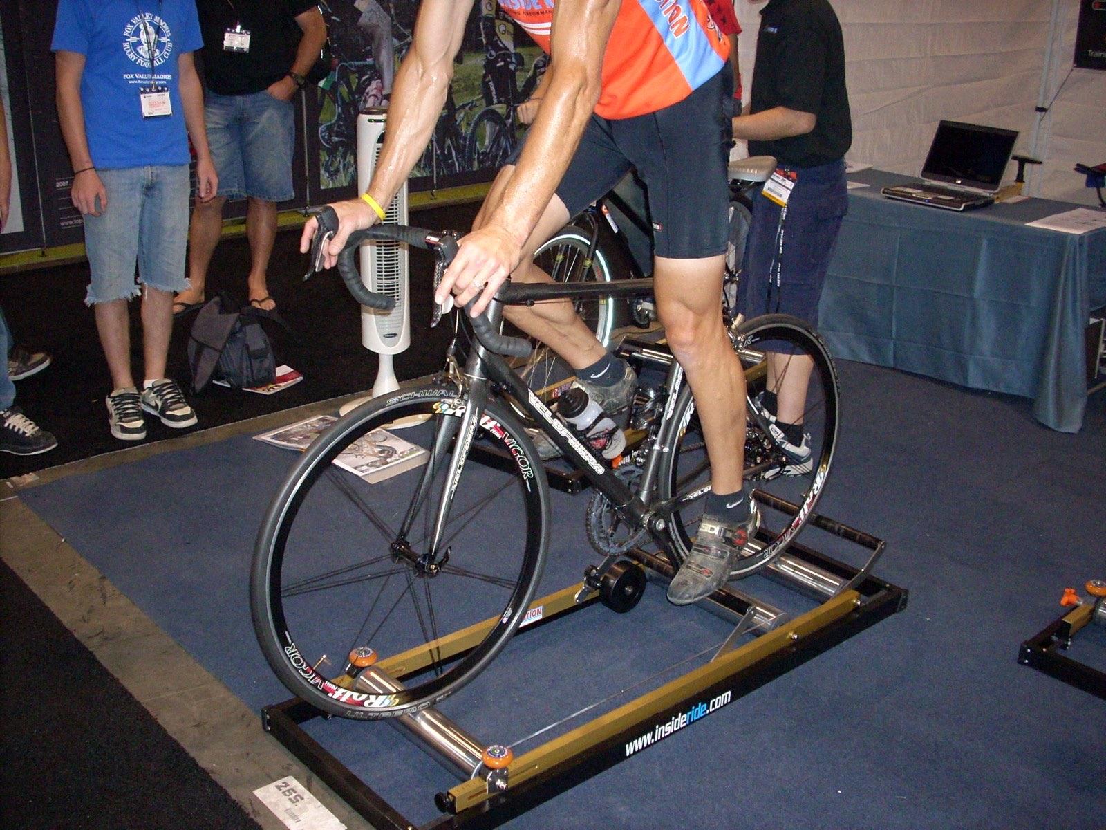 Wielrenner op een indoor hometrainer