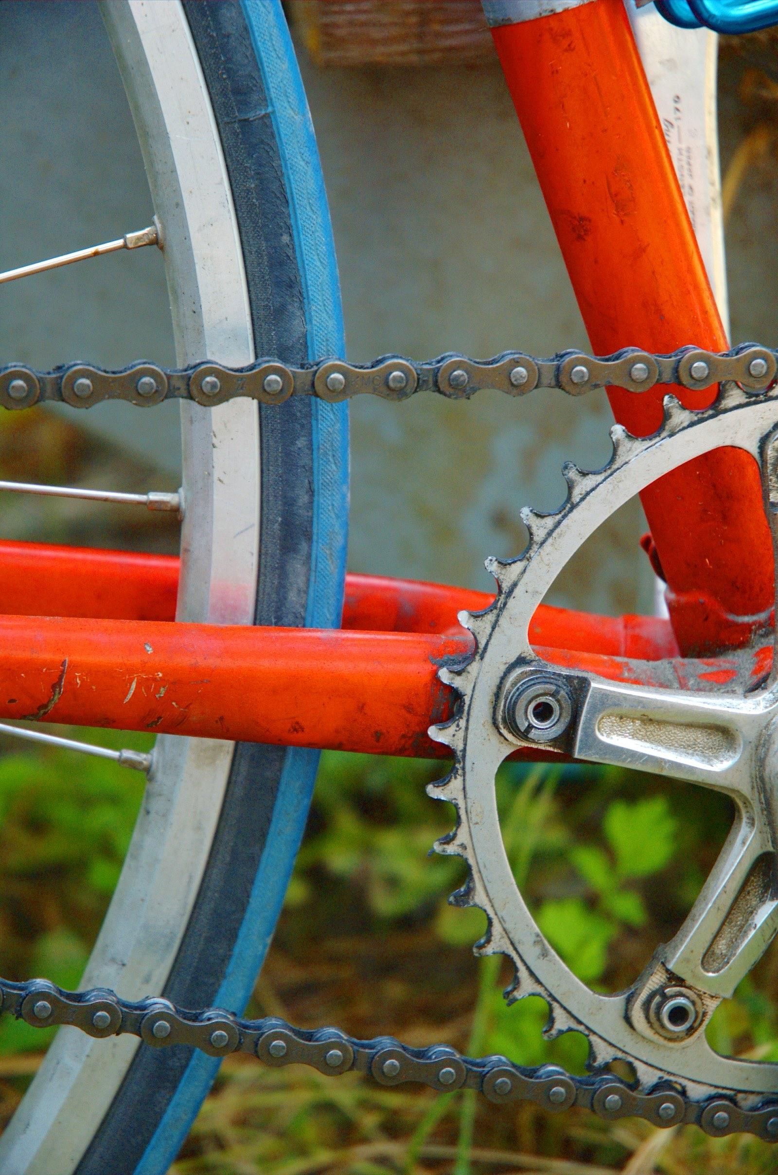 Close-up van een fietsketting met schakels