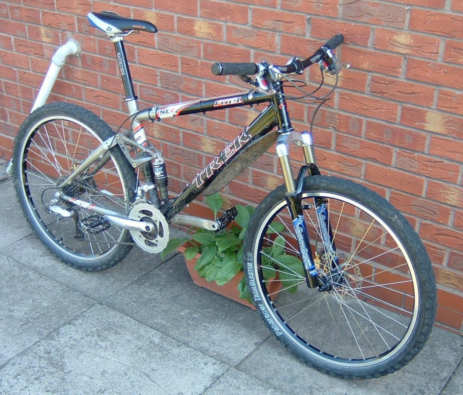 Mountainbike met volledige vering in het bos