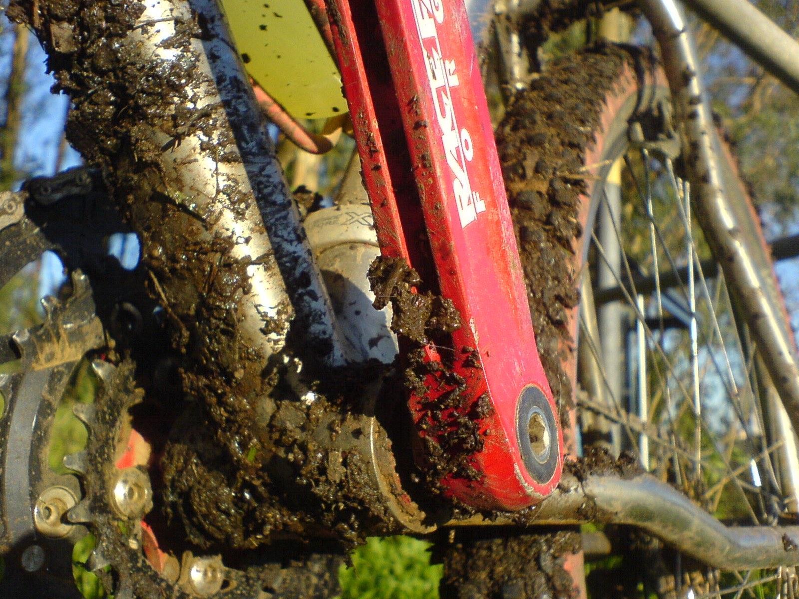 Modderige mountainbike na een rit