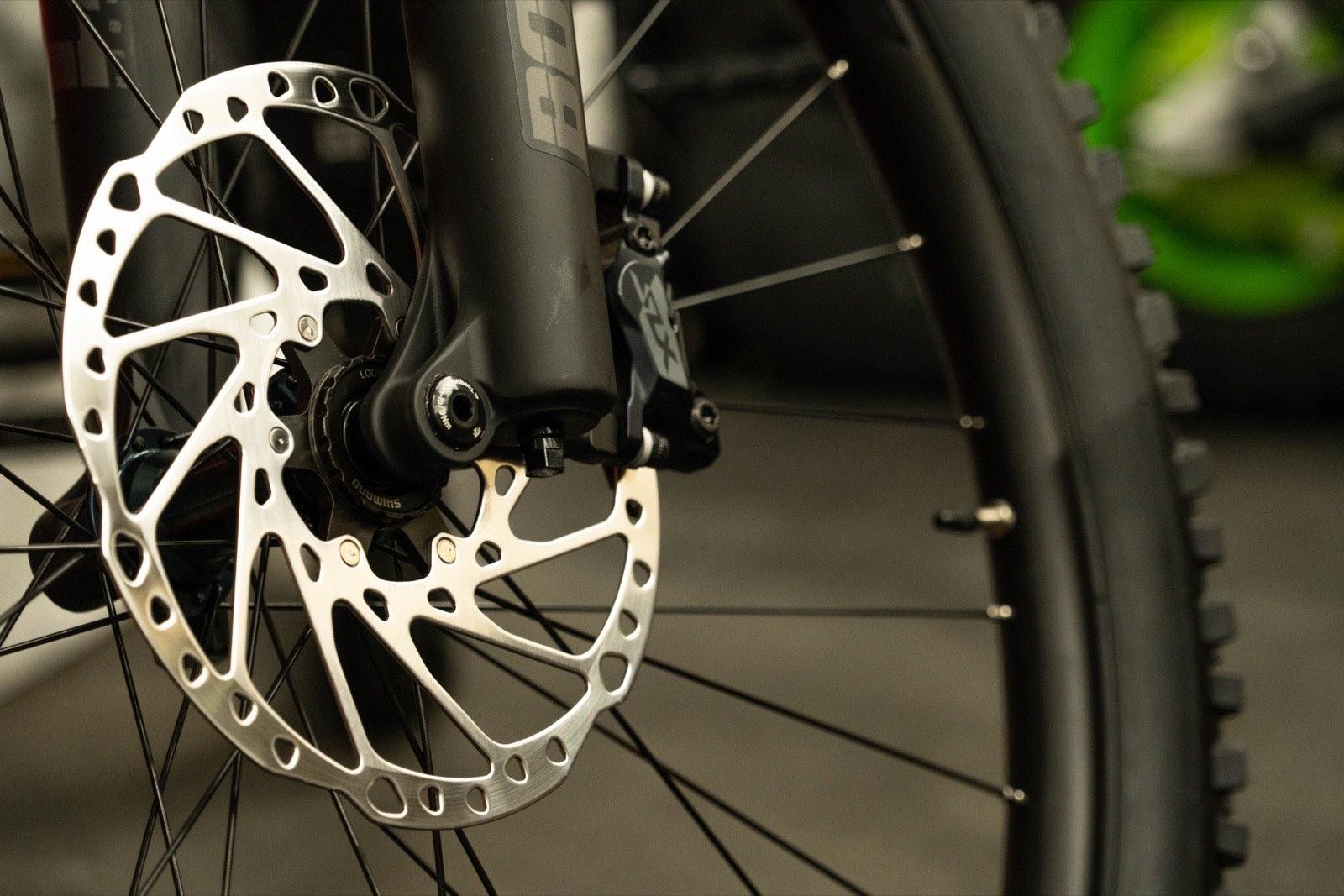 Schijfrem en remklauw van een racefiets