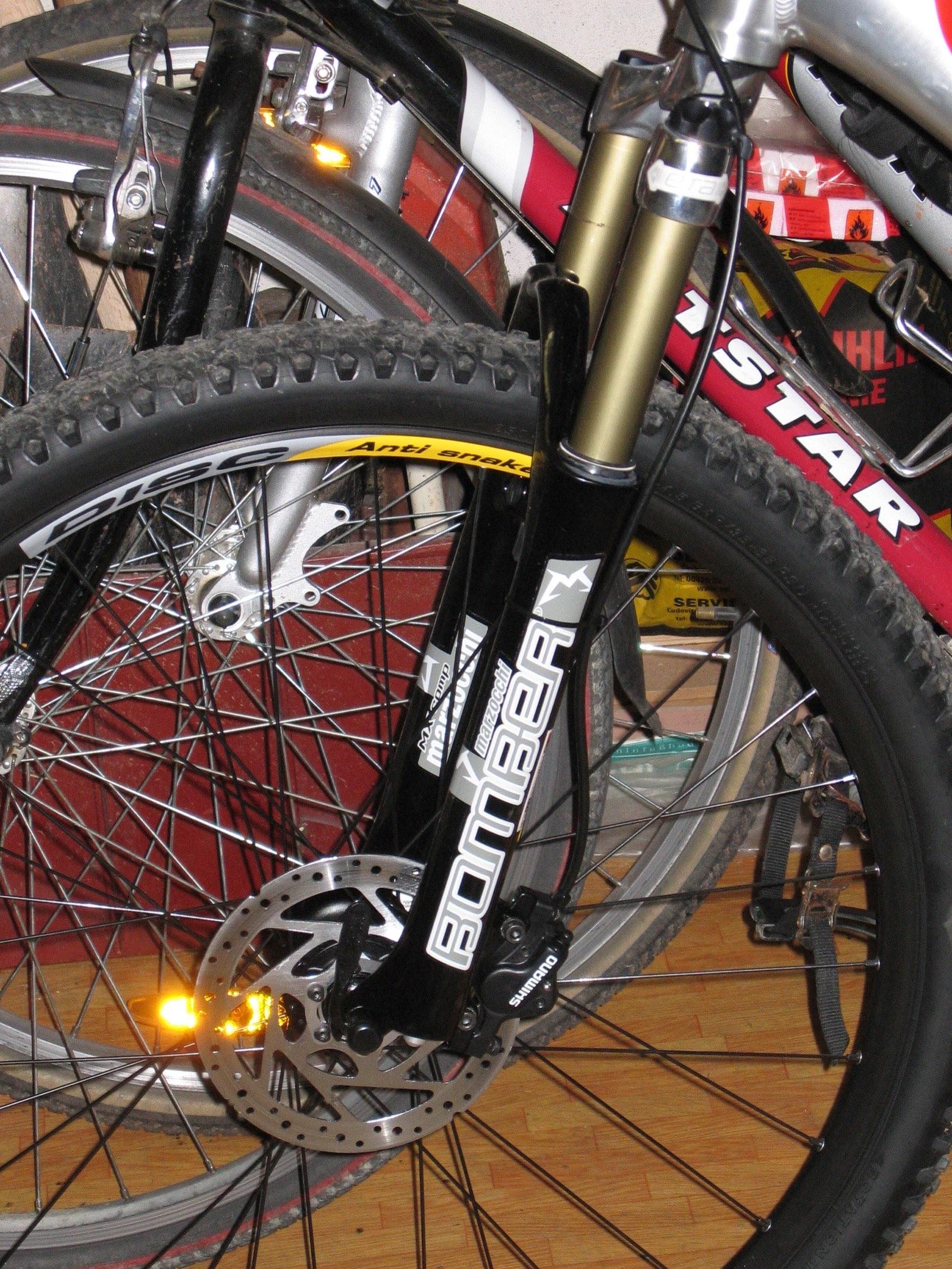 Vering van een mountainbike in detail