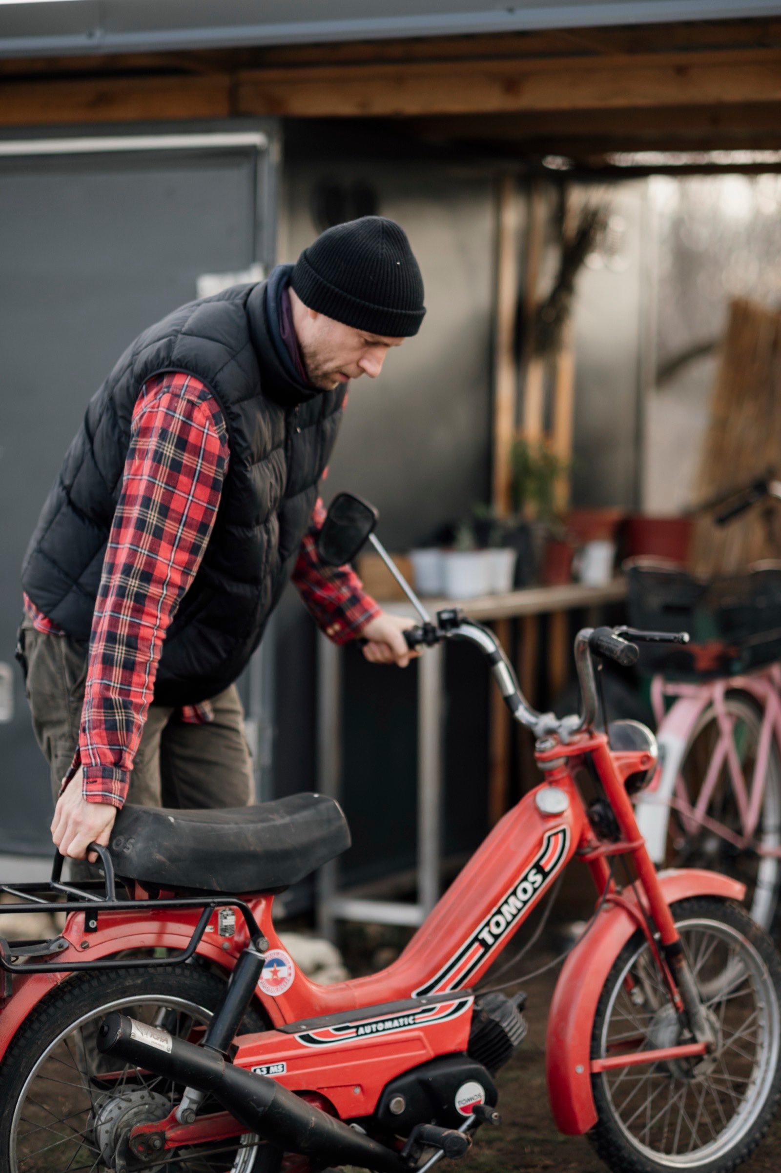 Fiets die klaargemaakt wordt voor het nieuwe seizoen
