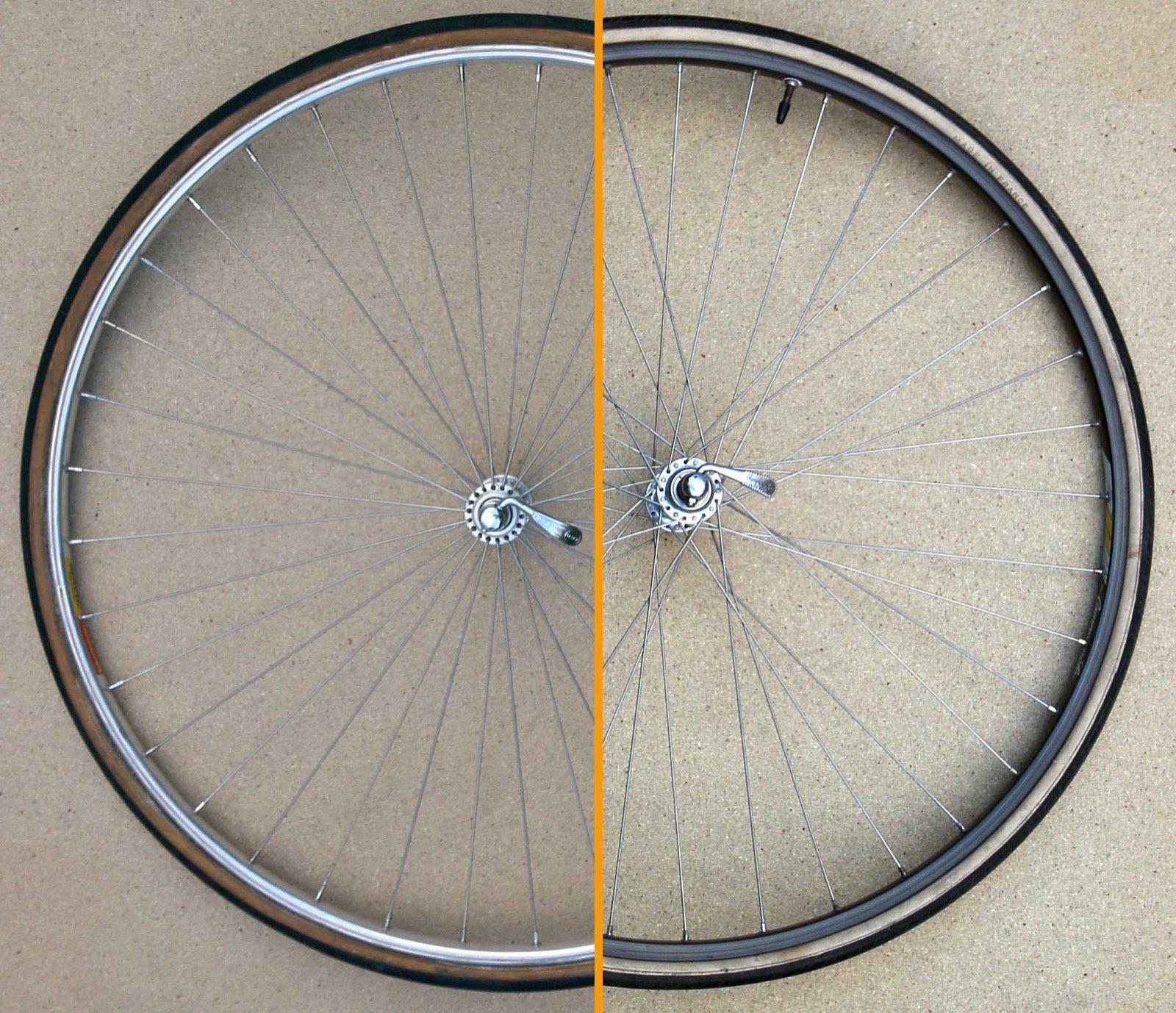 Fietswiel in opbouw met spaken en velg
