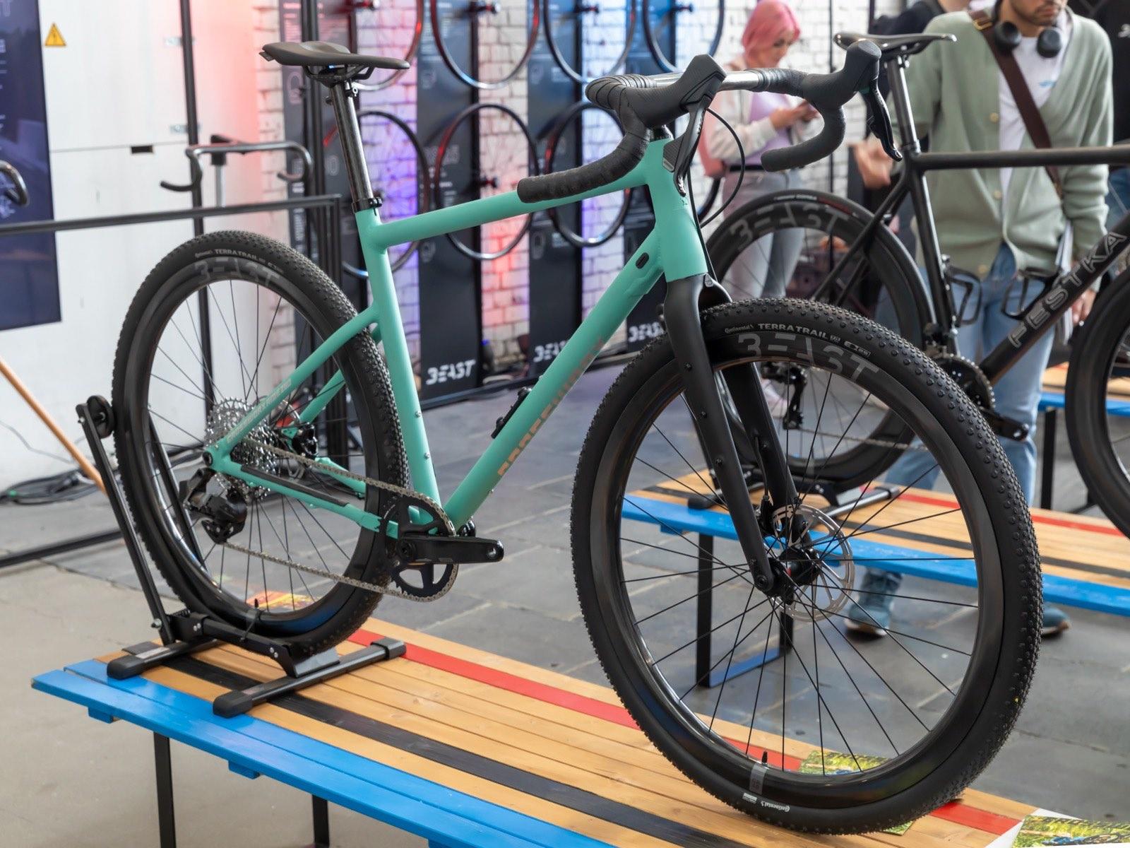 Gravelbike met stof op de aandrijving