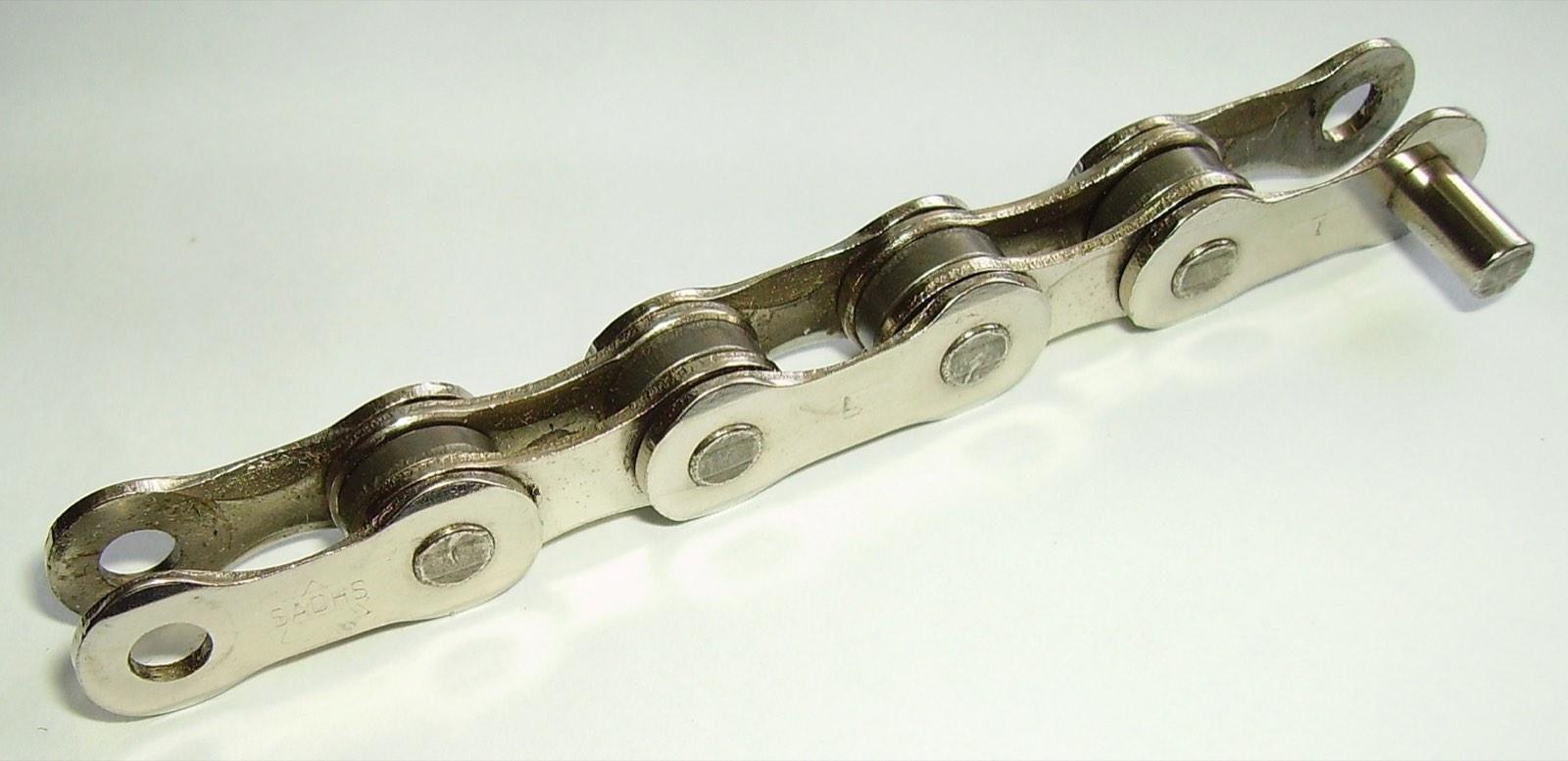 Close-up van een fietsketting met schakels en pen