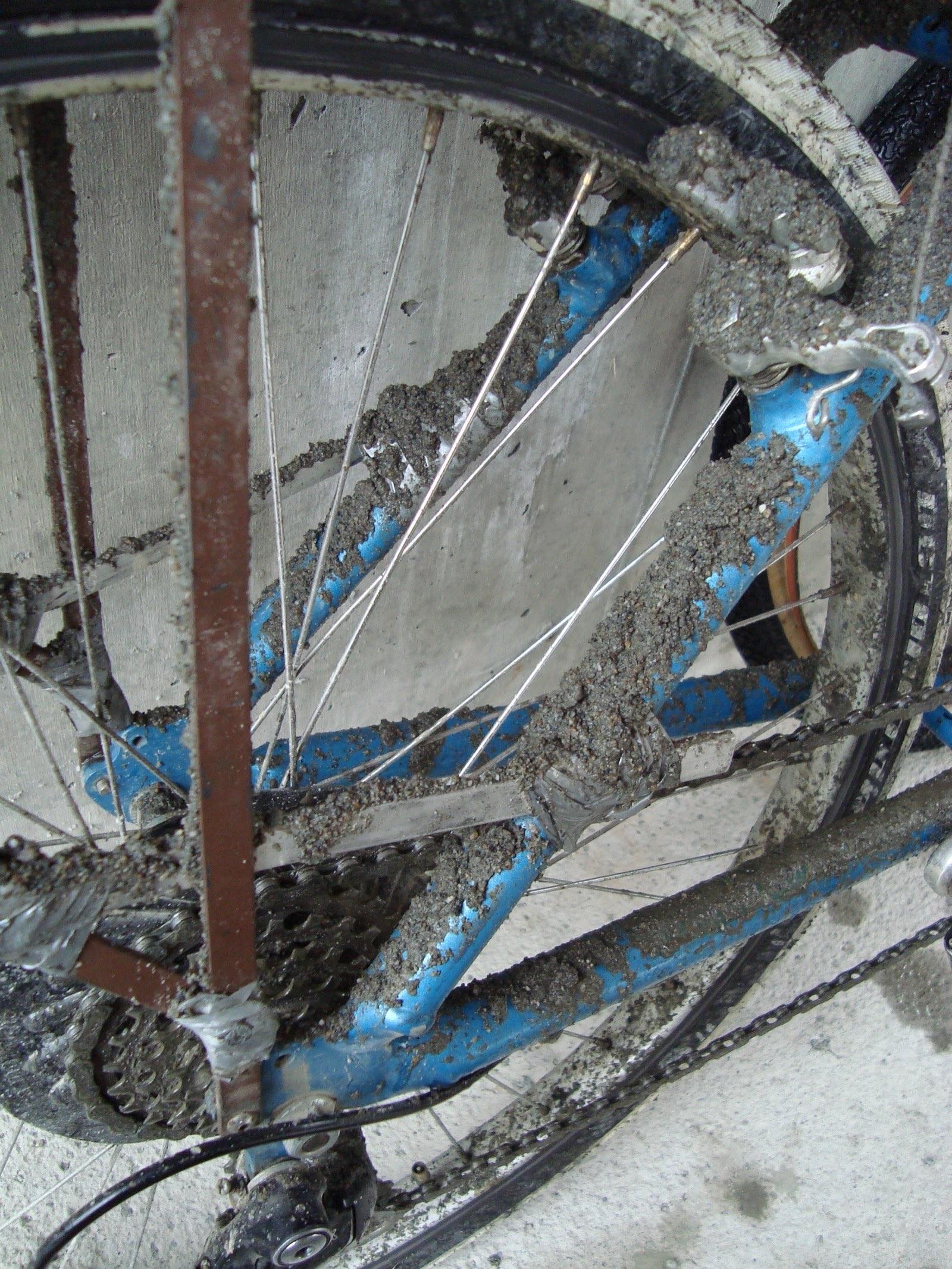Fietsketting die wordt schoongemaakt en gesmeerd
