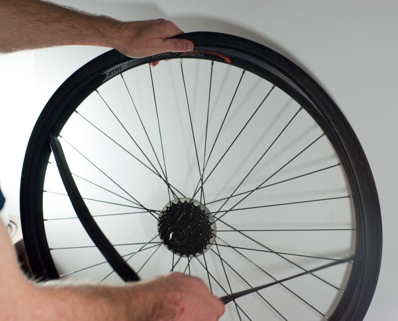 Fietsband die onderweg wordt gerepareerd