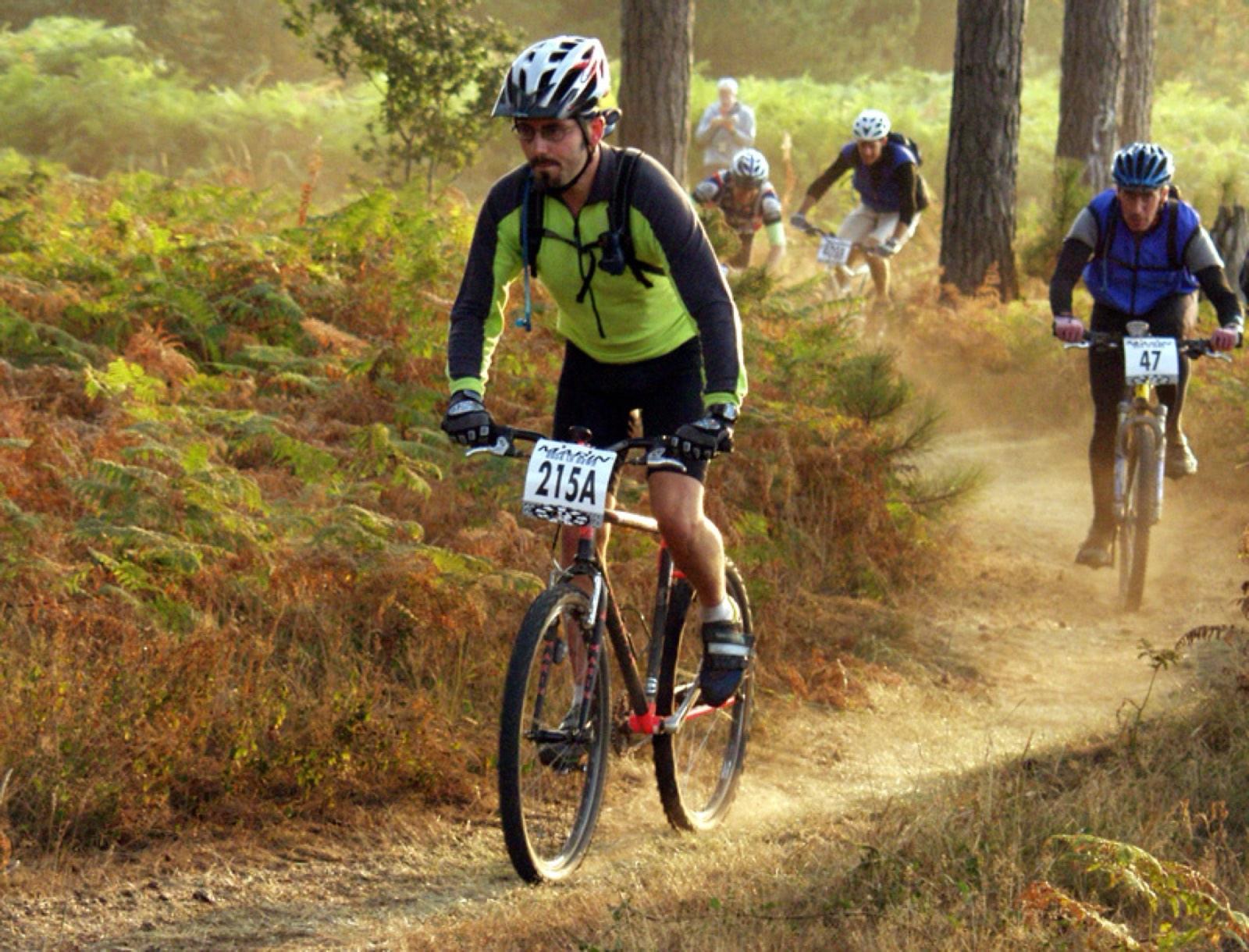 Mountainbikers op een singletrack door het bos