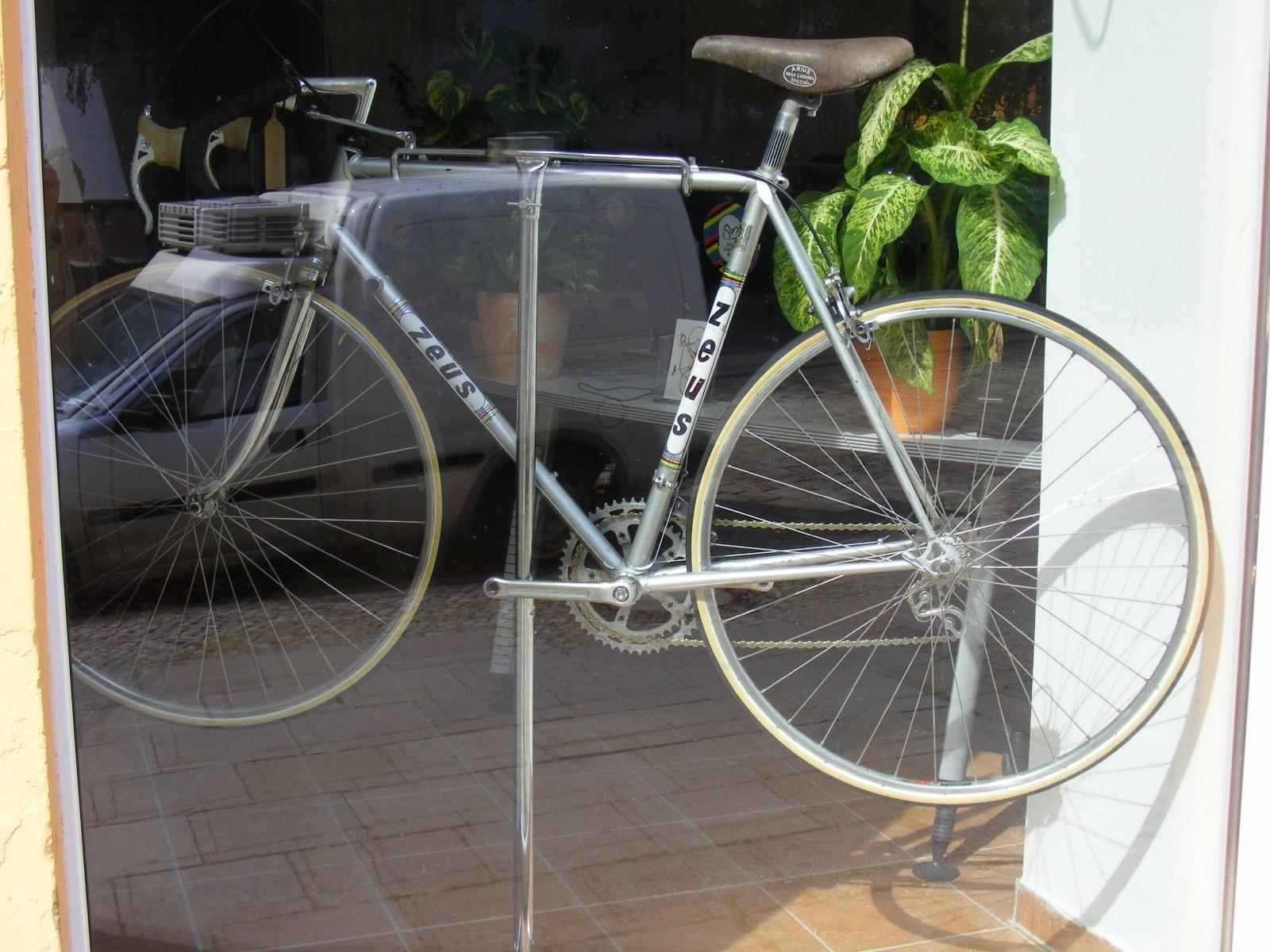 Racefietsen opgesteld in een winkel