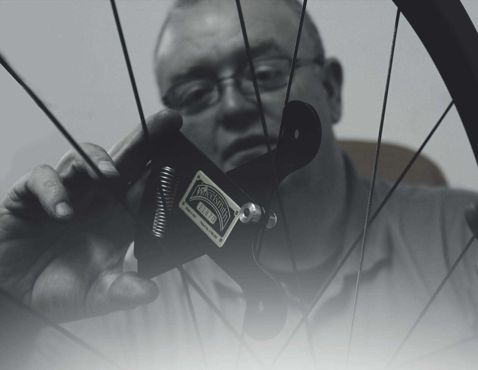 Wielenbouwer aan het werk met een fietswiel